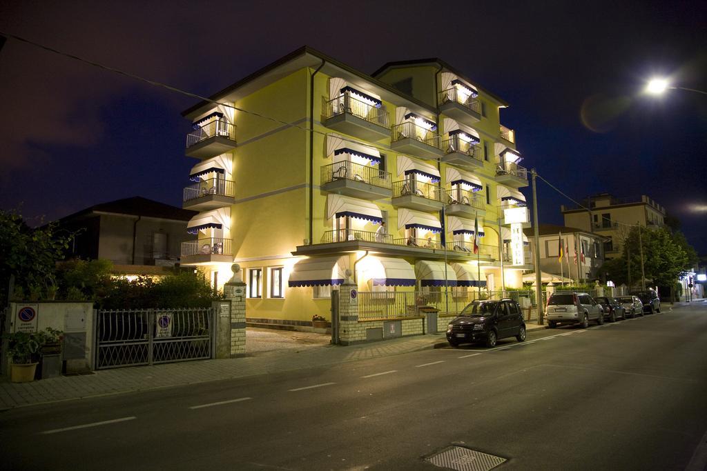 Hotel Fortunella Lido di Camaiore Extérieur photo