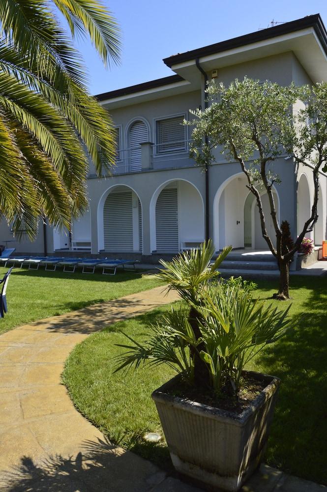 Hotel Fortunella Lido di Camaiore Extérieur photo